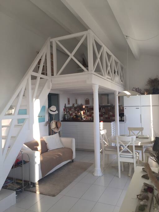 La pièce à vivre. A l'étage mezzanine avec vue sur le port.