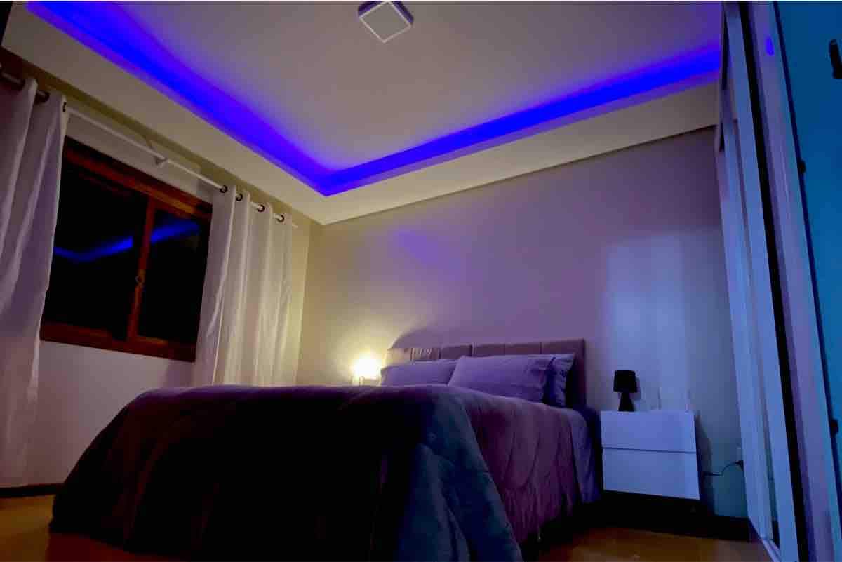 Chumba kilicho na sanca iliyoangaziwa na taa ya rgb (yenye chaguo la kubadilisha rangi)