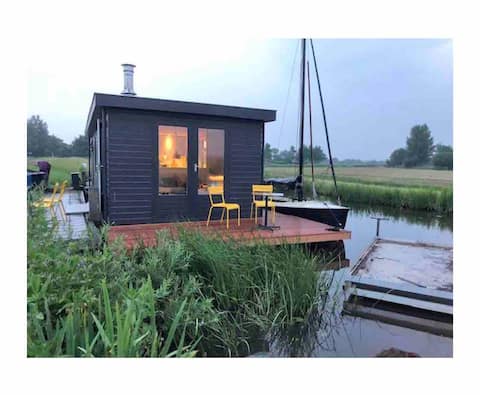 Houseboat on island in nature reserve, stove, sloop!