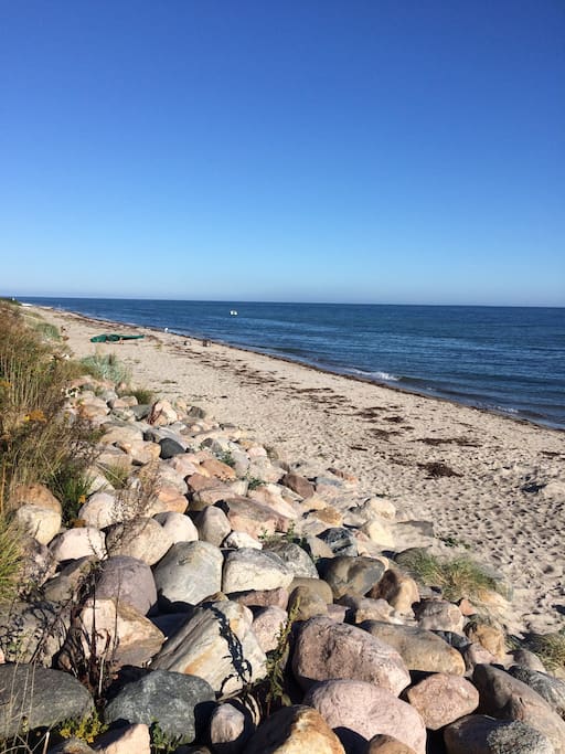 Stranden ved Tørresø. Privat stand for sommerhusejere i området.