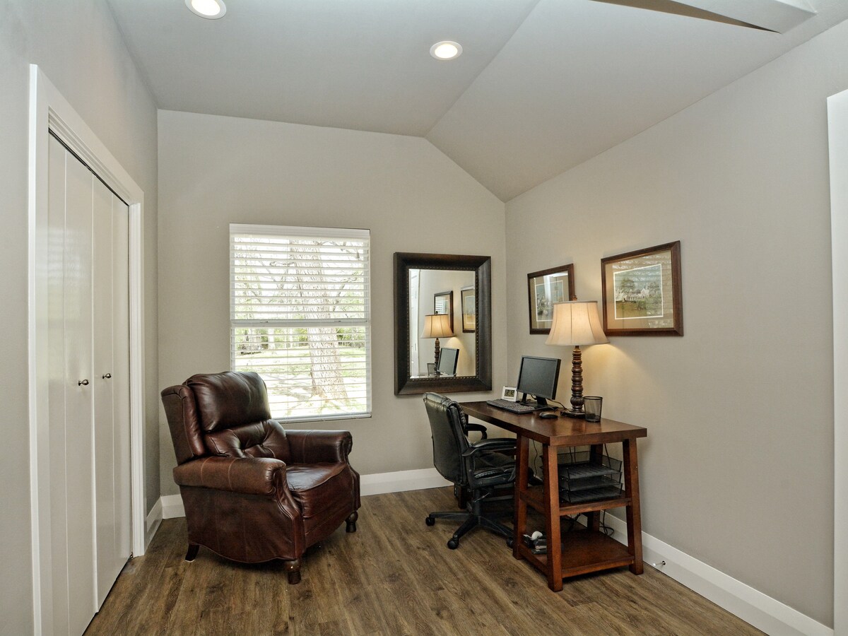 Cottage near Lake Austin with dock privileges