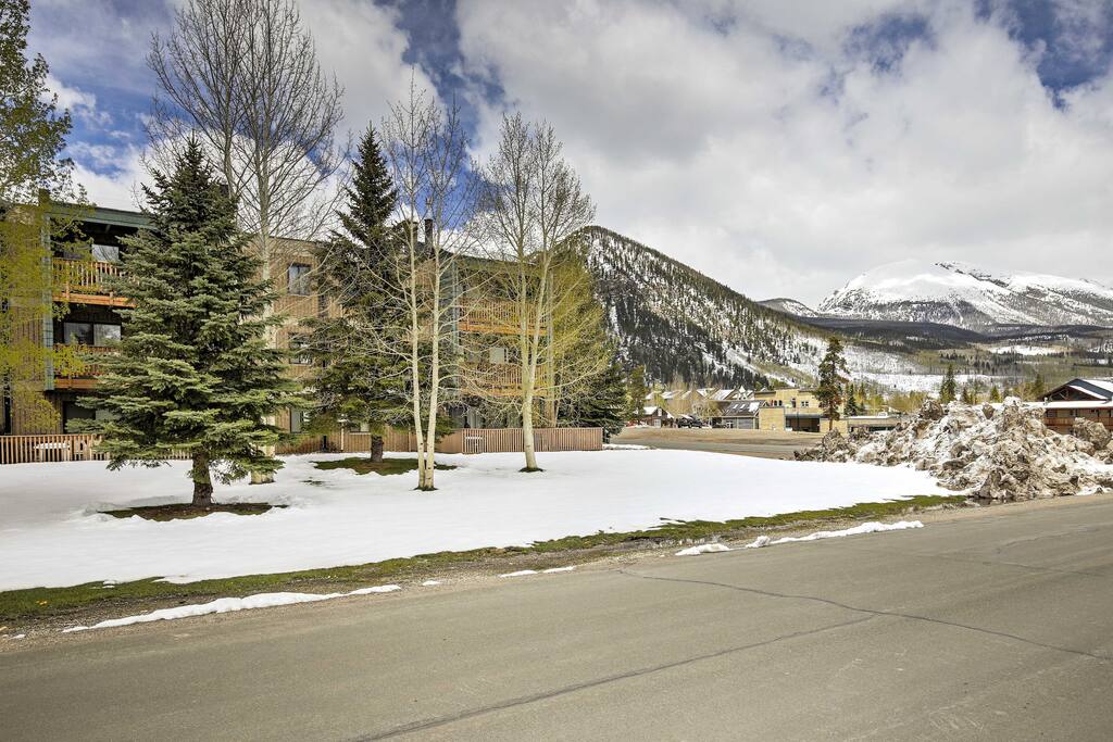 ‘Ten Mile Creek Condo’ offers beautiful views of the surrounding mountains.