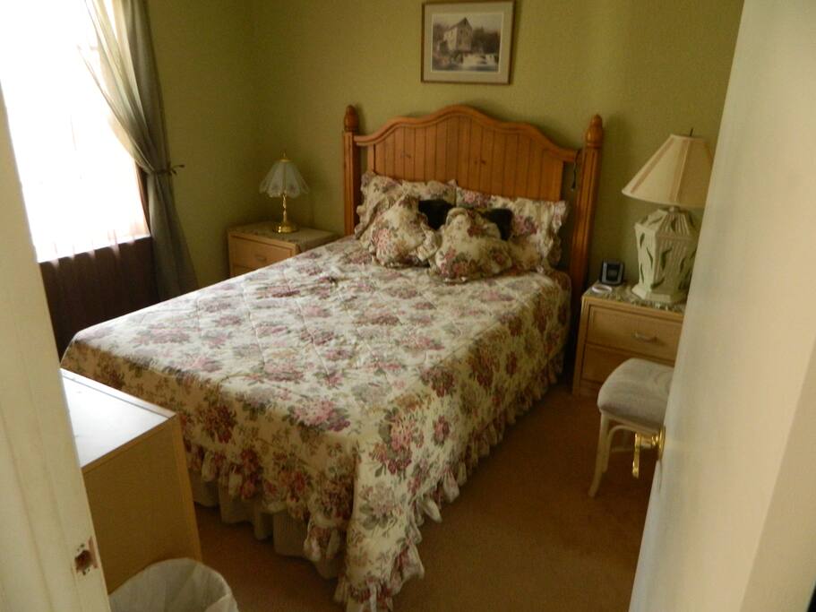 2nd Bedroom Queen bed