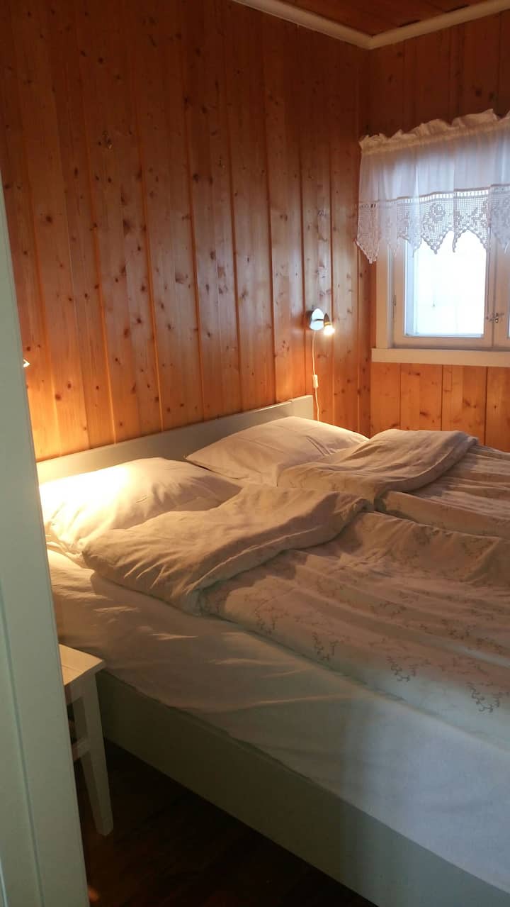 Საძინებელი ორადგილიანი საწოლით.