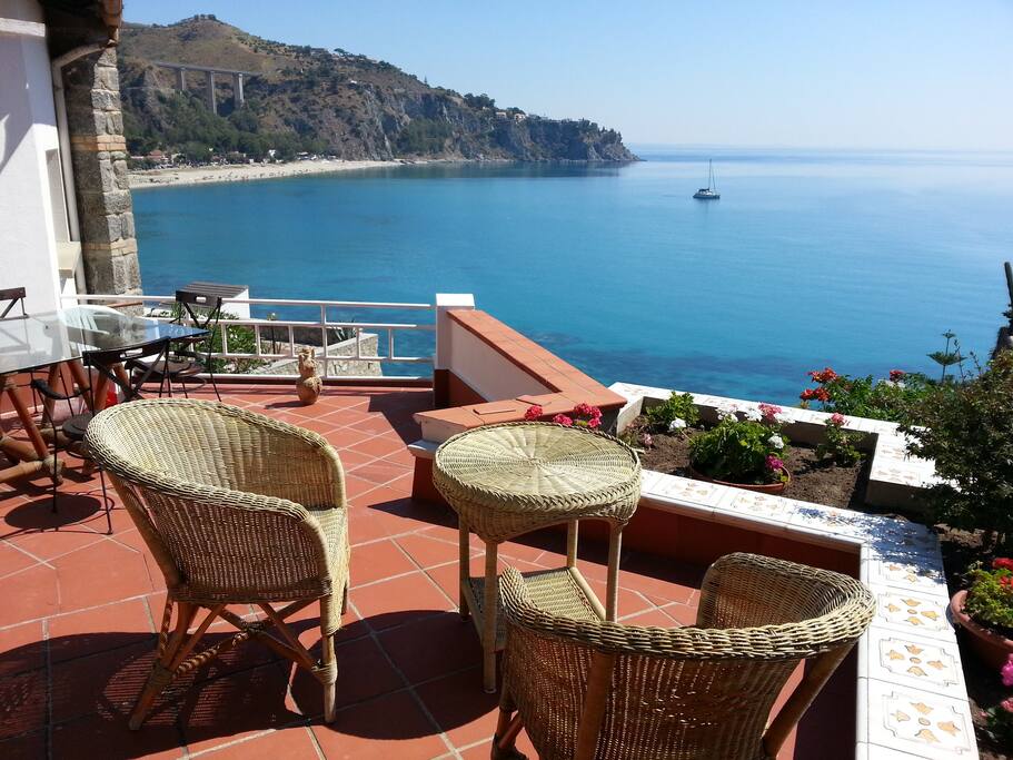 Terrazza riservata agli ospiti a piano terra con doccia privata e discesa al mare
