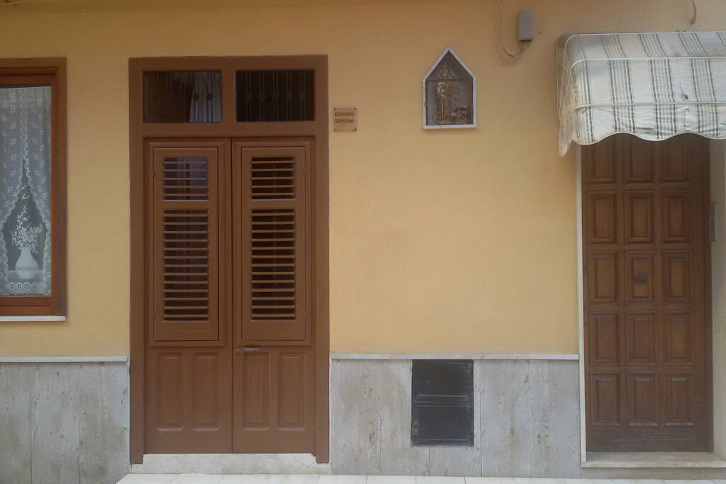 Ingressi indipendenti (porta a destra per gli ospiti, porta a sinistra per i proprietari che risiedono al piano terra)