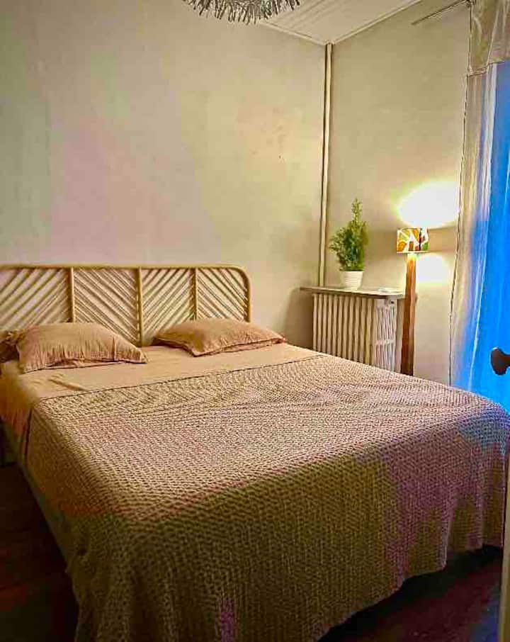 ห้องนอนชั้นบนเตียงขนาด 160x200 มีที่เก็บของมากมาย