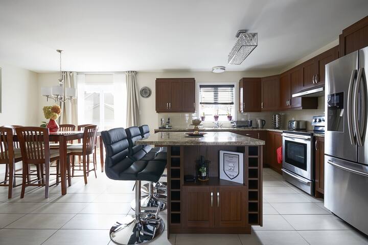 Cozy house, 4BR, 3bath, free parking, near airport gallery image 5