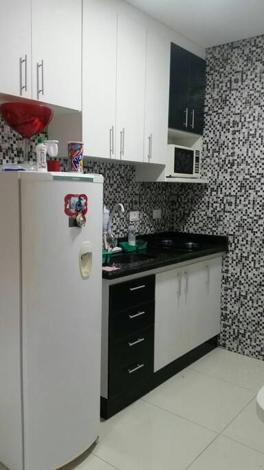 cozinha com microondas e geladeira