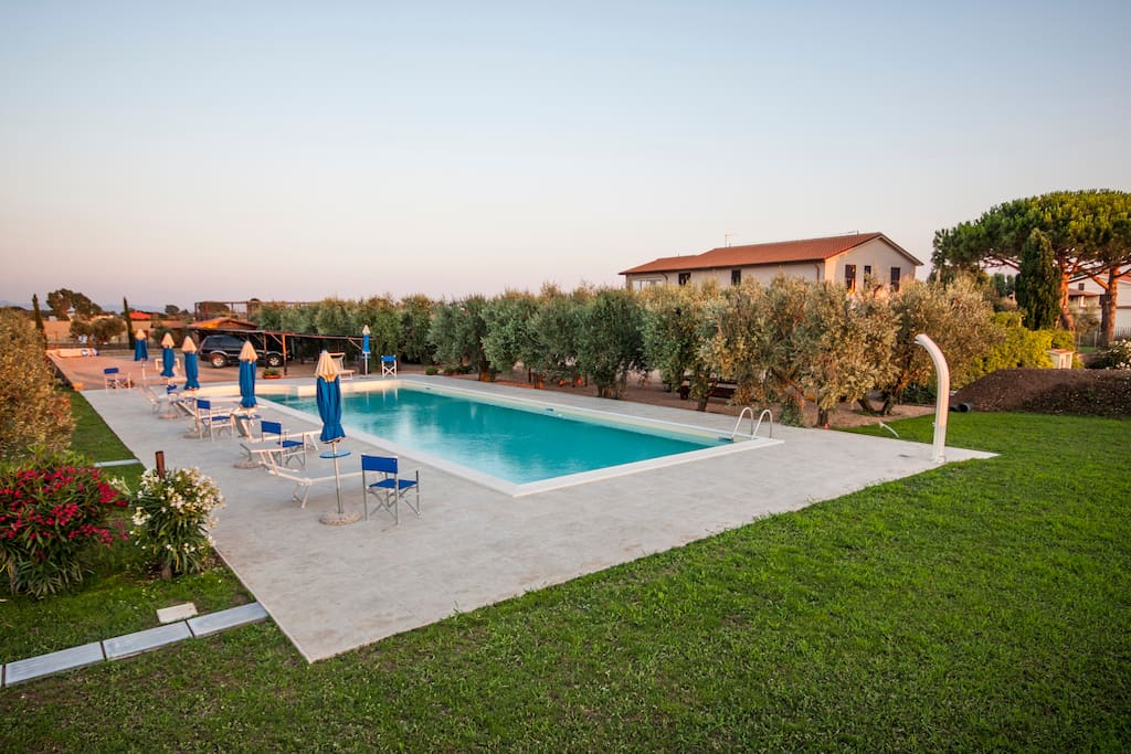 The large private pool of the House - L'ampia piscina privata della Casa