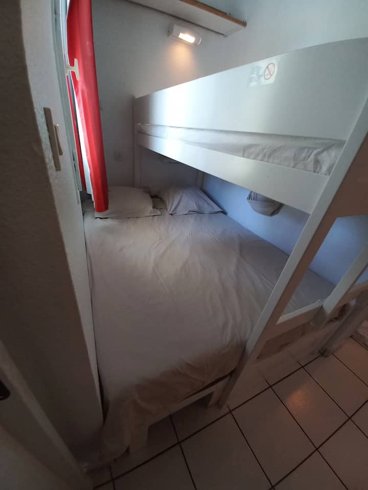 простор за спиење веднаш штом ќе влезете со постелнина од 140 см (многу удобен душек за душек) + кревет на спрат од 90 см (постелнината не е обезбедена)