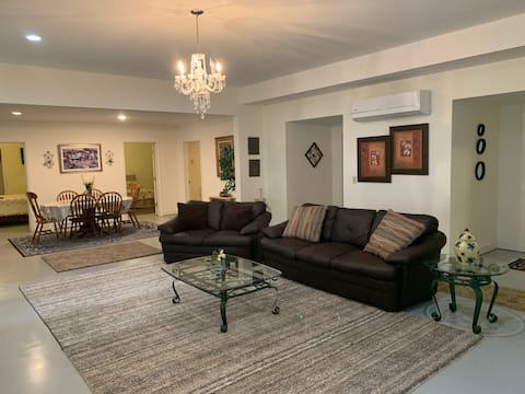 Apartment in the heart of Brentwood.