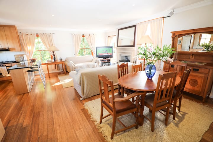 Lavender Cottage Upstairs 2 Bedrooms,2 Bathrooms With Magnificent Mountain Views - ケープタウン