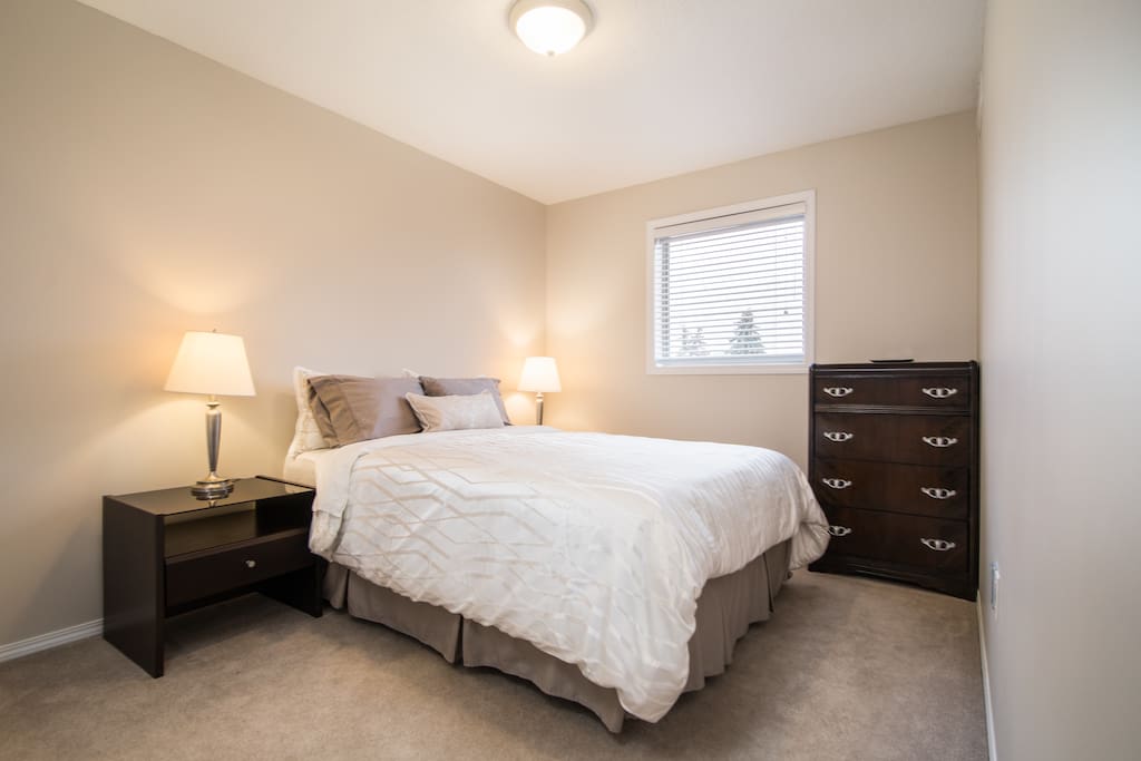 Bedroom (Queen)