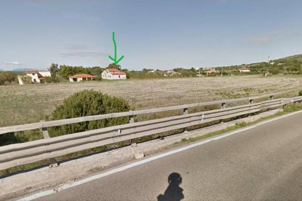 la casa vista dalla strada.
The house, view from the street