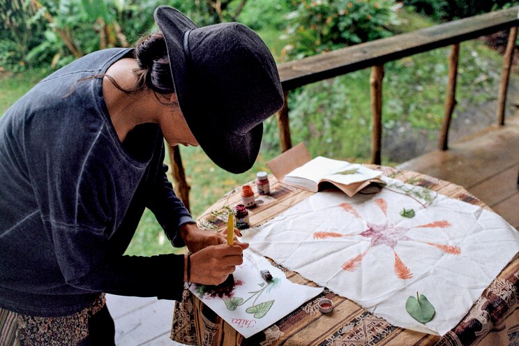 Show full-screen, host-provided image