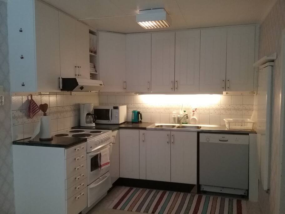 Kök med spis,micro, kylskåp,kaffebryggare,vattenkokare, fullt utrustat med porslin och husgeråd mm