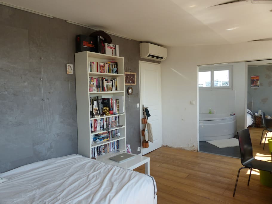 Grande chambre avec salle de bain privée