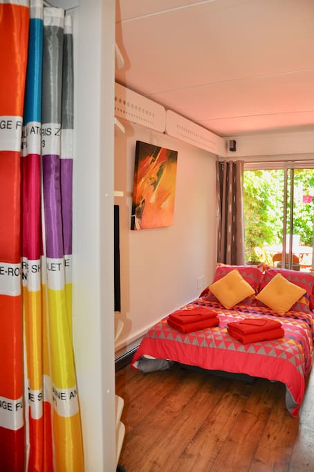 Dans la chambre, l'espace DOUCHE 1 bac de 80X80 cm - Serviettes - Gants et Savons fournis...