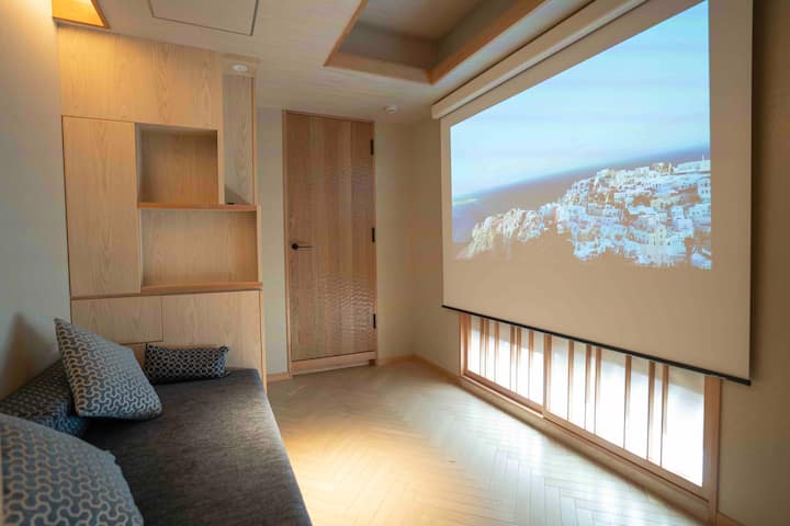 2号房有投影仪房。