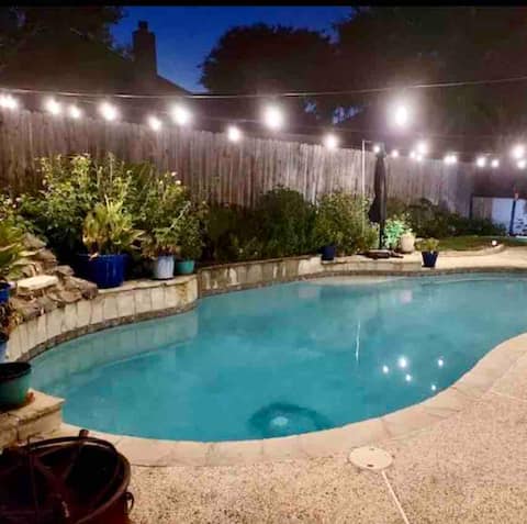 Pool Hot Tub 65”TVs GameRoom Arcade Fire Pit