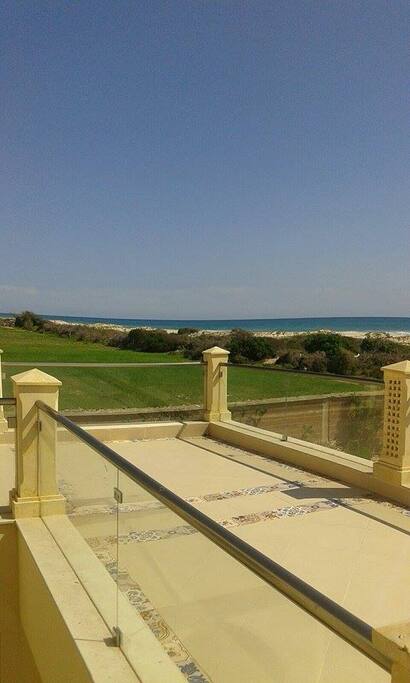une maison de charme,pied dans l'eau,près de la plus belle plage de la Tunisie.avec un climat magnifique