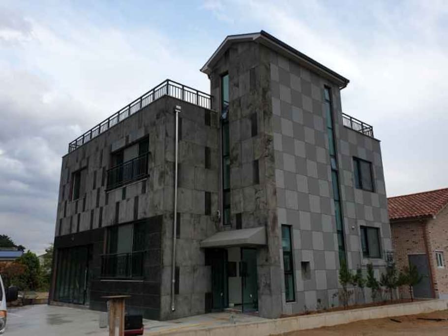 산과 바다와 서퍼,배낚시,관동8경을 즐길수 있는 20평 단독 펜션으로 편안한 여행을 ... - Ganghyeon-myeon, Yangyang-gun의 전원주택에서... 