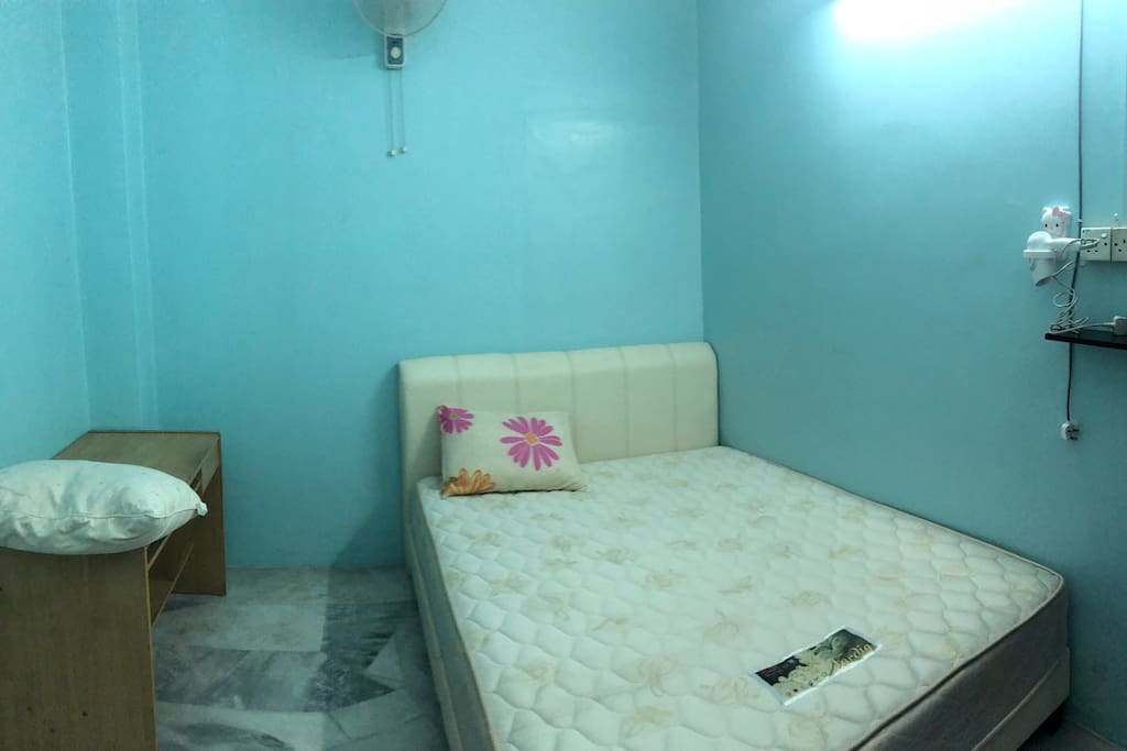 Bed room with good quality bed sheet, air-con and fan along!