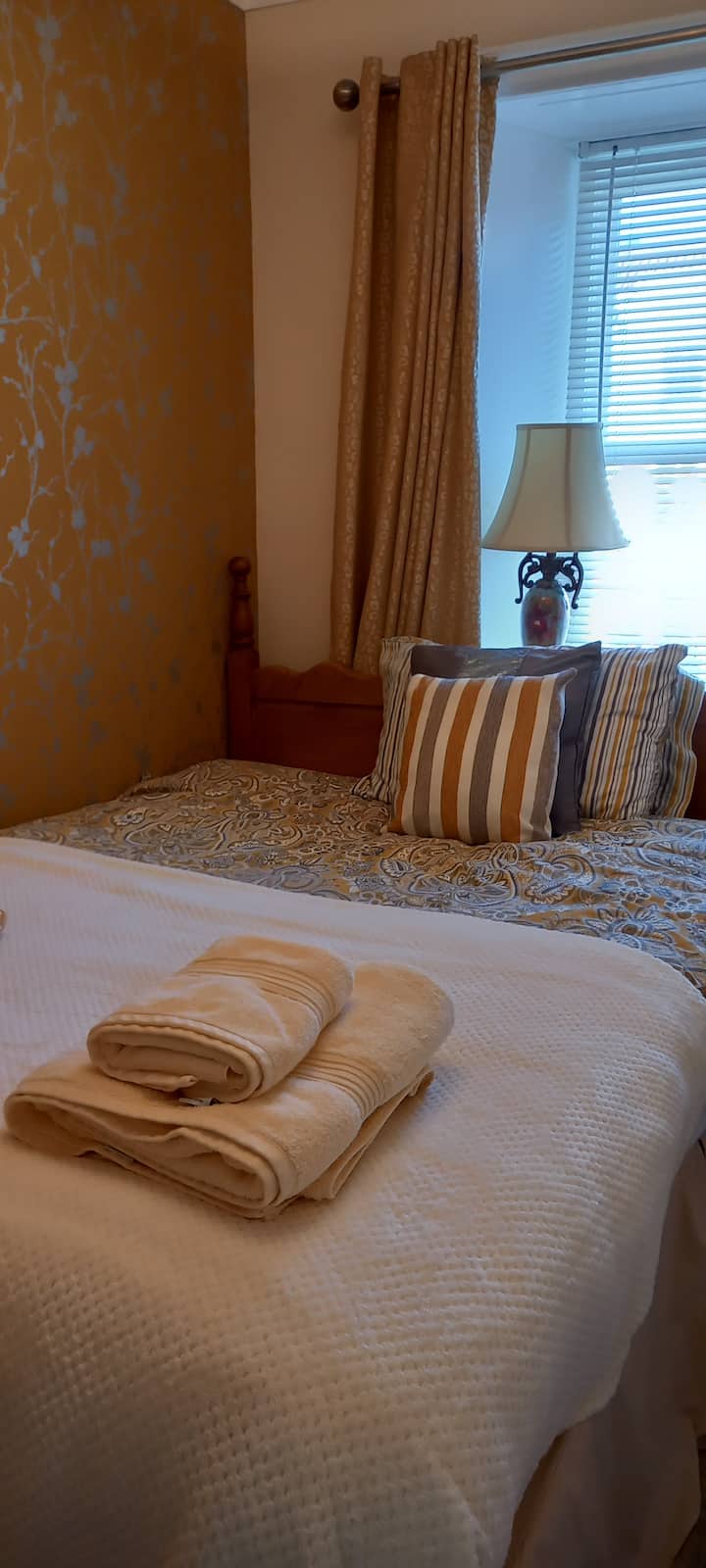 Este es el dormitorio del medio, un poco más pequeño que los otros dos dormitorios , pero muy acogedor y cómodo . Hay una luz táctil  junto a la cama.