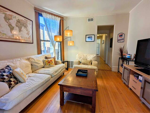 3BR Heart of Wrigley, 5min Walk to train & Wrigley