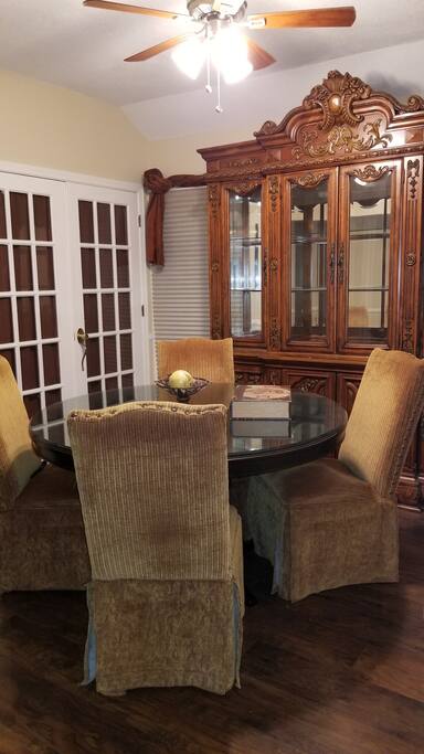 Casual Breakfast room seats 4