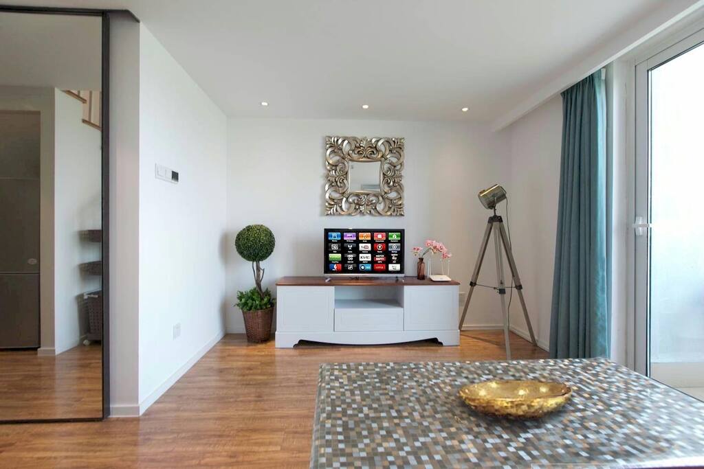 Living room with smart TV+internationl channels (incl a 1.2m sofa bed, a floor mattress can be added) 客厅 配备智能电视+国际频道(含一张1.2米沙发床,可另加一张单人榻榻米)