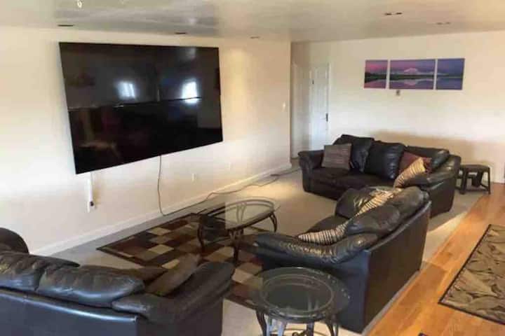 "Aurora House"   9 Bedroom Luxury Group Housing!! - Fairbanks, AK