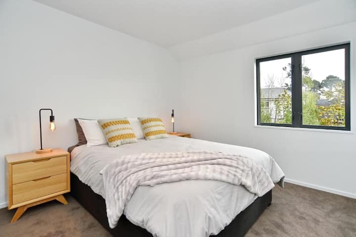 Dormitorio 2 con cama tamaño queen.