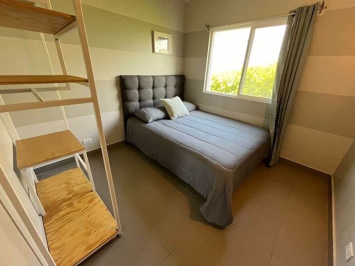 Გაიღვიძეთ მზის სინათლით, რომელიც თქვენს სახეს ეფერება სტუმრების მყუდრო ოთახში ფანჯრით. Დატკბით ლამაზი ხედებით, როცა დაისვენებთ და დაიმუხტავთ იდეალურ დასვენებას