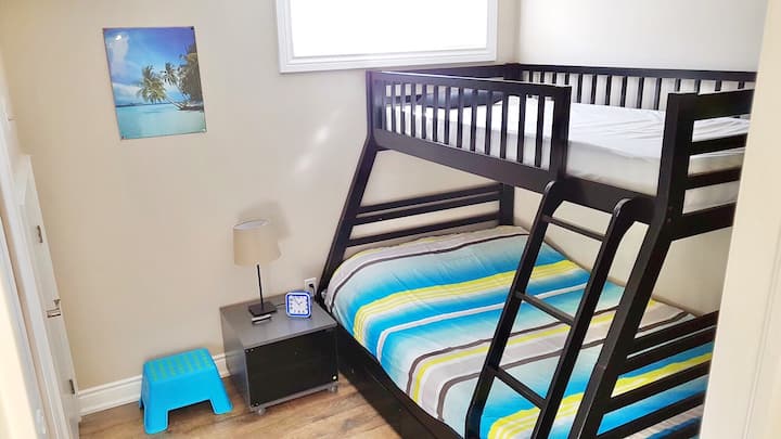 Chumba cha kulala #2  katika Ghorofa ya Chini ya Kutembea na kitanda cha Bunk kwa watu 3,mara mbili chini,pacha juu na dirisha na kabati.