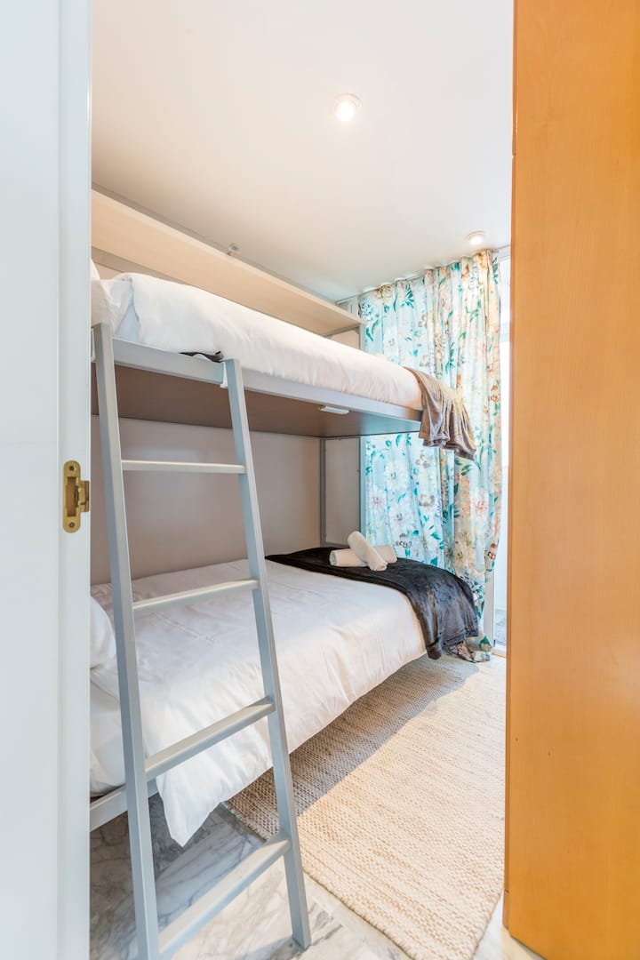 חדר שינה קטן יותר עם שתי מיטות קומתיים ומקלחת ושירותים פרטיים, פוארטו באנוס 4 חדרי שינה 4 חדרי רחצה עם בריכת שחייה 150 מטר מחוף הים, מרבייה קוסטה דל סול ספרד