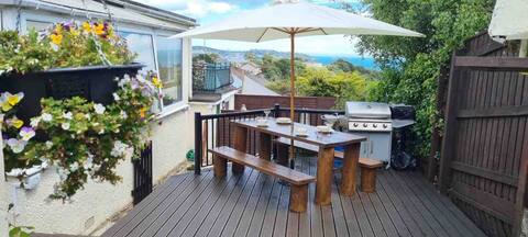 3 bed bungalow, Sea views hot tub private gardens