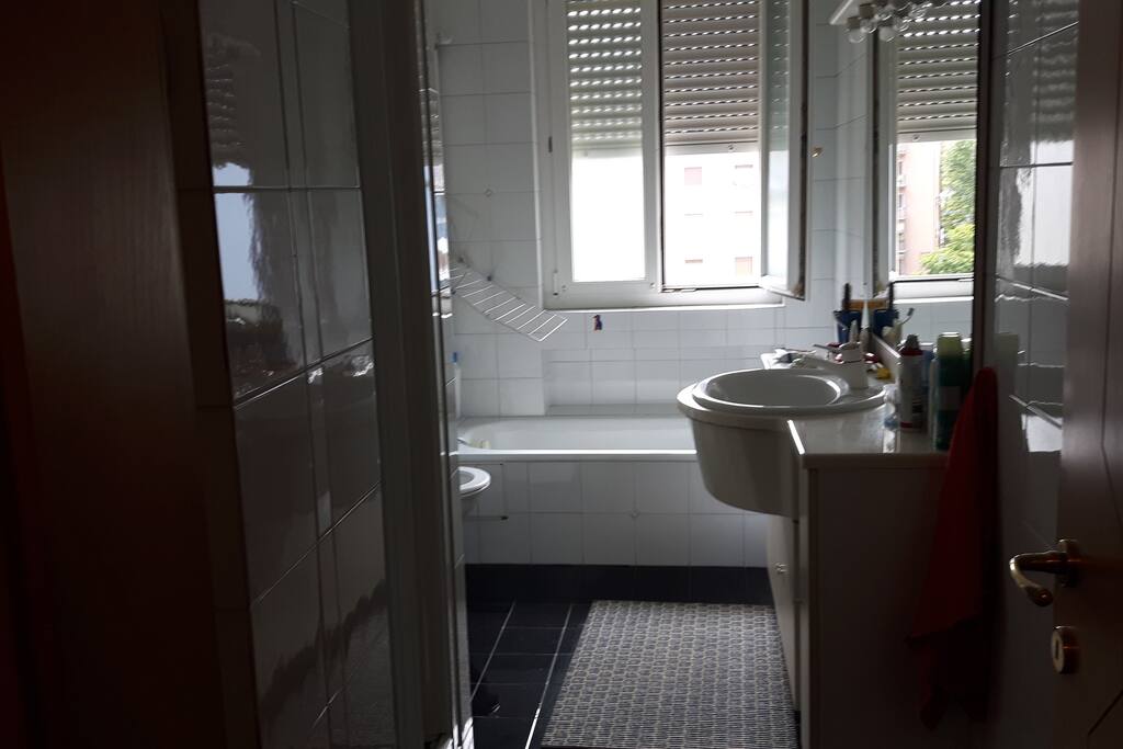 bagno con vasca e doccia