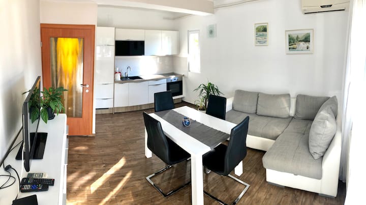 Formenti - spacious ap. -big balcony & marina view