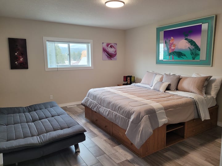 غرفة نوم في الطابق العلوي #1 سرير بمقاس كينج مع سرير أريكة 