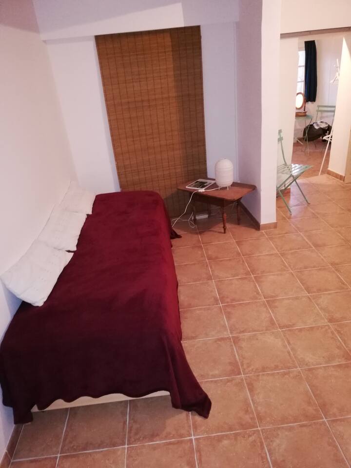 1 divano = convertibile in  2 letti x 80 