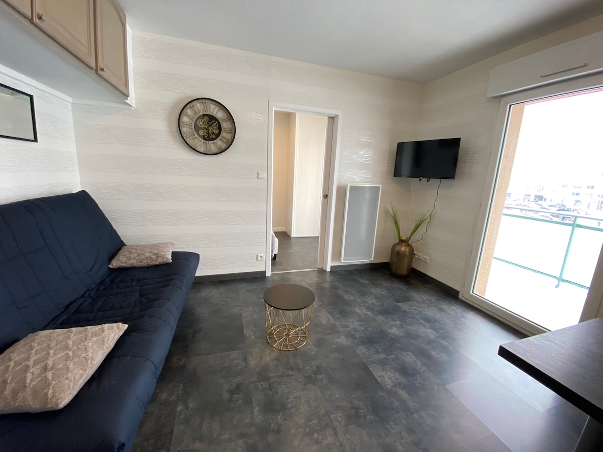 Espace salon avec canapé convertible