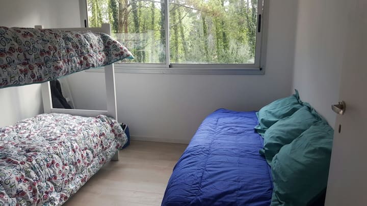 Spálňa č. 2 s posteľou s roštom a dvoma poschodovými lôžkami