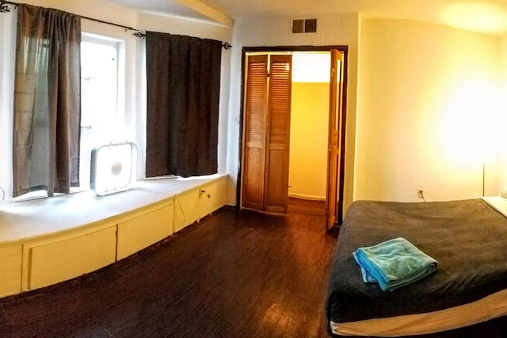VictorianHouse Large Private Bedroom & two Closets