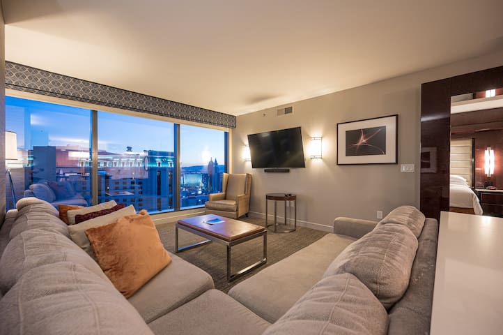 Jacuzzi Gorgeous 2 Bedroom King Suite