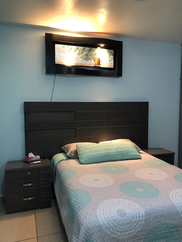 חדר שינה ראשי עם מיטת קווין סייז בטווח האוויר הגבוה ביותר. כריות אורטופדיות ומצעים איכותיים.