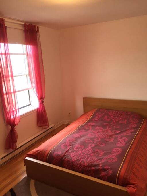 Chambre calme fraiche en été et spacieuse