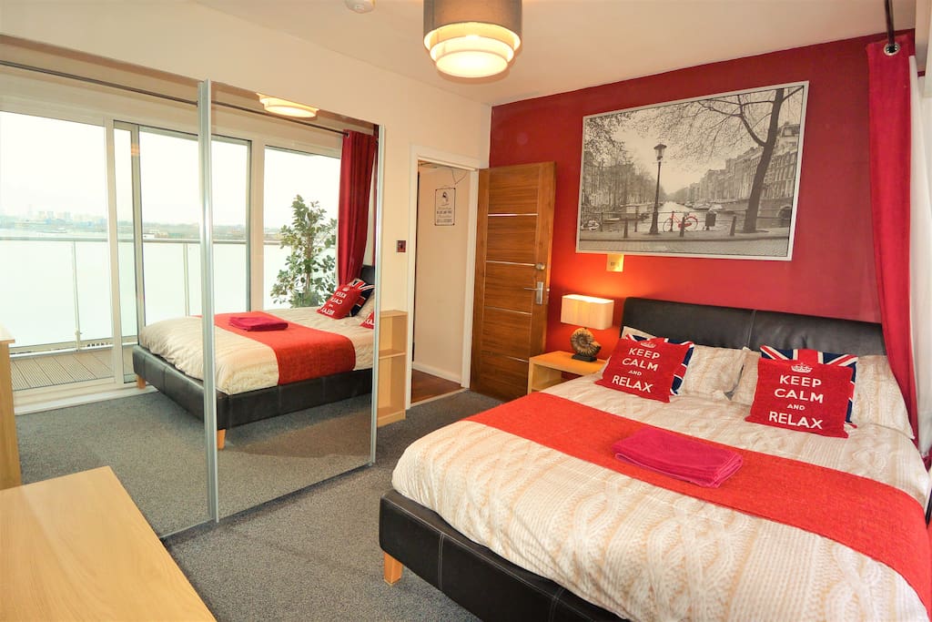 King Bed With Double Mirror Wardrobe