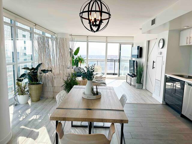 Luxury 2 bedroom 2 bath downtown core condo gallery image 3